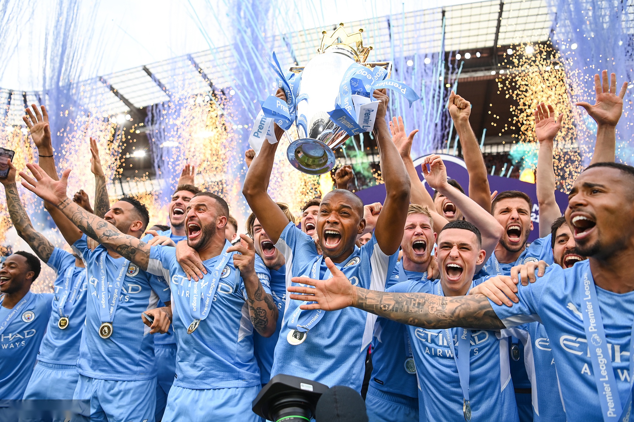 也暴露出英 也暴露出英